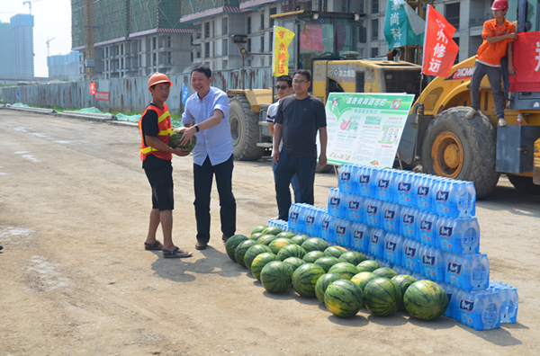 九州线上平台-九州(中国)
开展夏季送清凉慰问市政工程一线活动